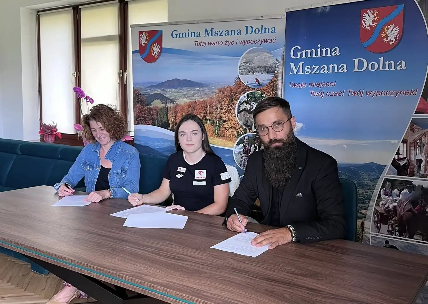Gmina Mszana Dolna wspiera lokalną mistrzynię, pierwsza umowa sponsorska podpisana