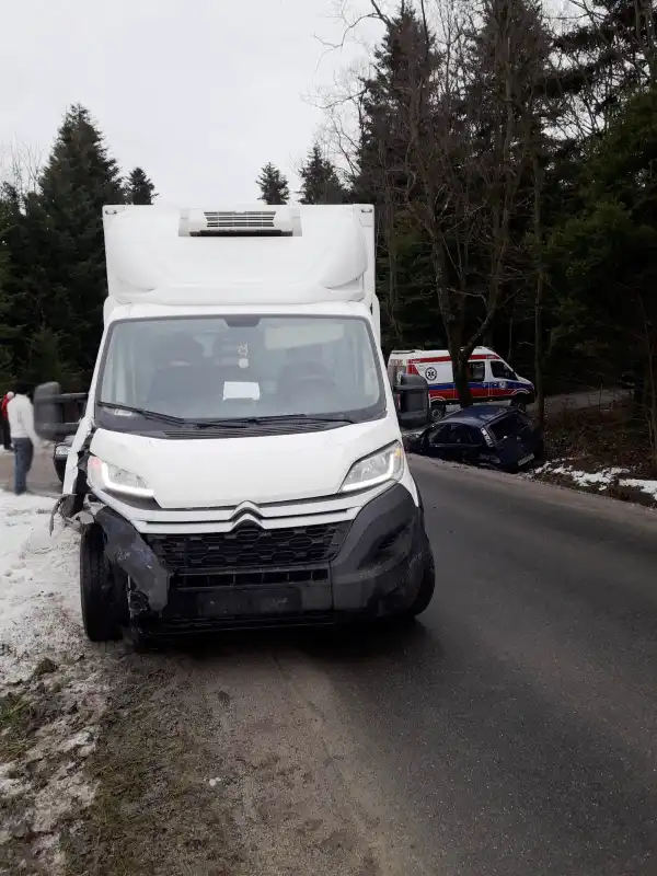 Wypadek w Dłogołęce-Świerkli. Jedna osoba trafiła do szpitala