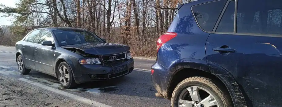 Wypadek w Moszczenicy. Zderzyły się dwa auta, dziecko trafiło do szpitala