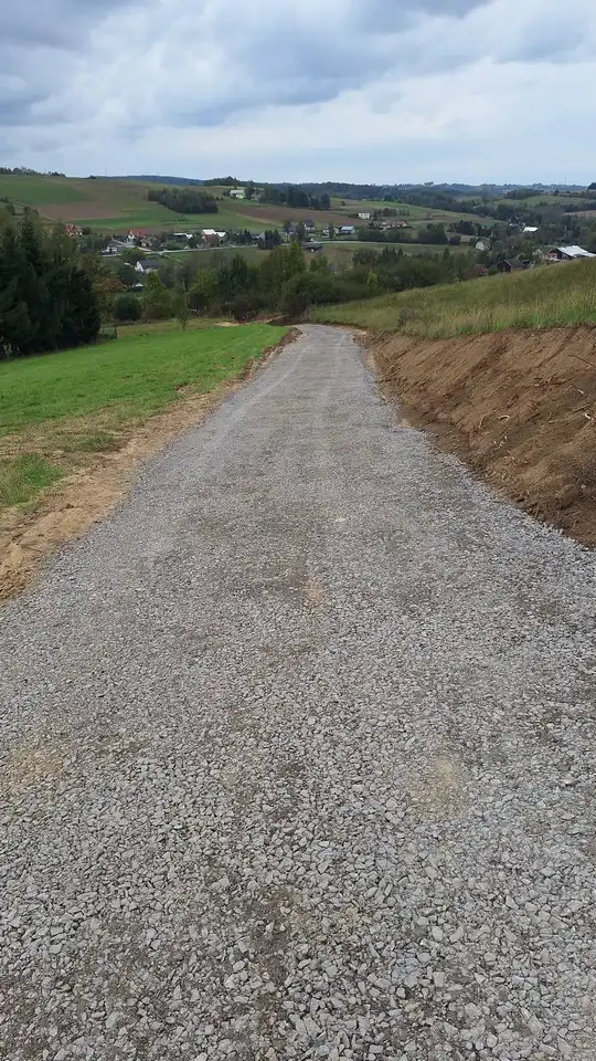 Postępy w budowie dróg w Racławicach. Zagospodarowanie poscaleniowe w pełnym toku