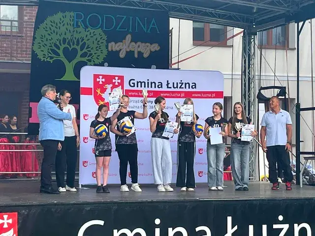 Młode siatkarki walczyły o Puchar Wójta. Emocjonujący turniej w Łużnej