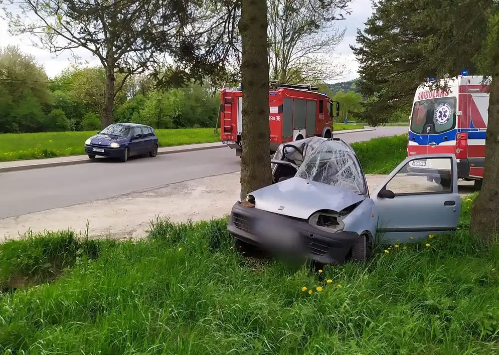 Wypadek w Hańczowej. Kierowca z obrażeniami ciała trafił do szpitala