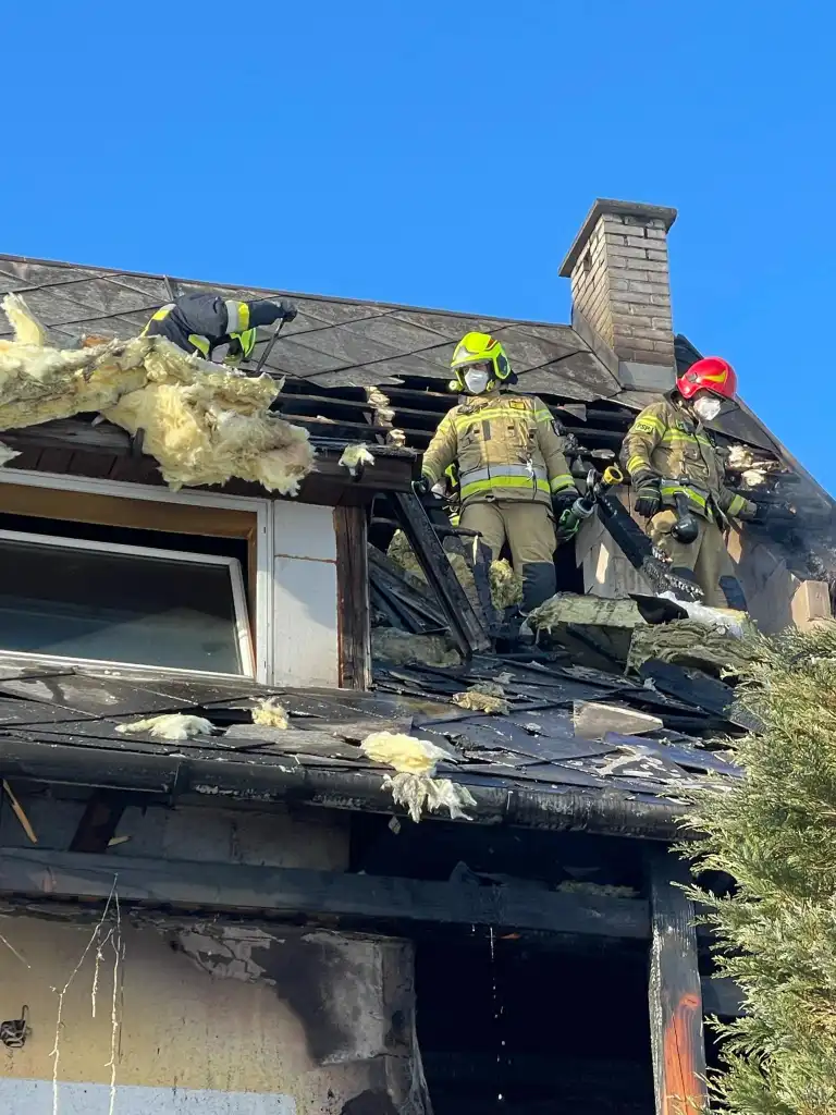 Pożar budynku mieszkalnego w Łostówce. Ogień objął część poddasza oraz balkon