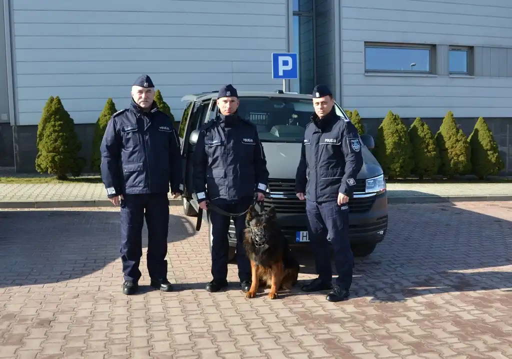 Sądecka Policja zyskała nowoczesny radiowóz do bezpiecznego transportu psów służbowych