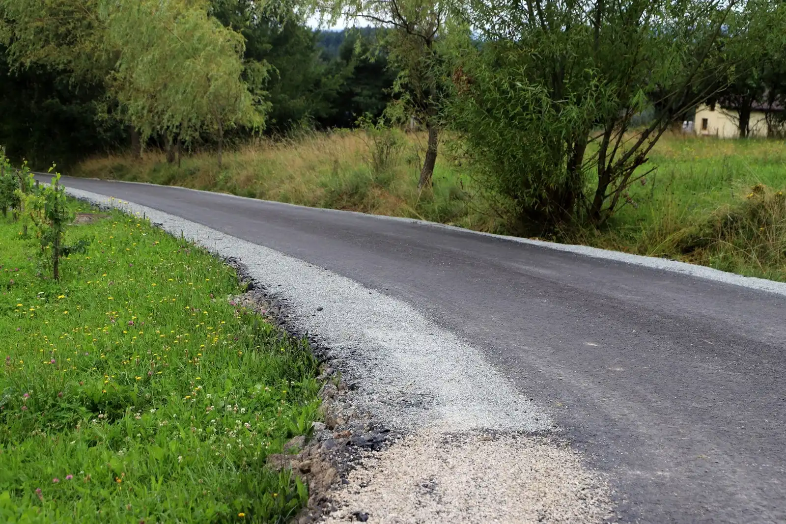 Prace drogowe w gminie Limanowa zakończone: Nowe nawierzchnie, pobocza i zjazdy