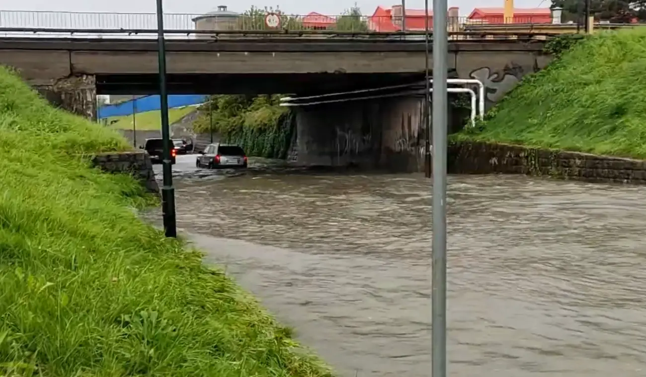UWAGA! Trwają prace przy naprawie uszkodzonej rury wodociągowej w Nowym Sączu