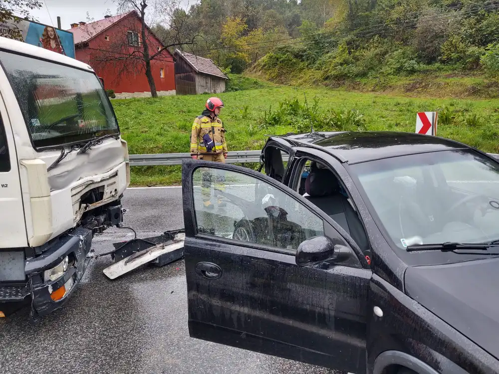 Wypadek w Nowym Sączu. Samochód osobowy zderzył się z ciężarówką