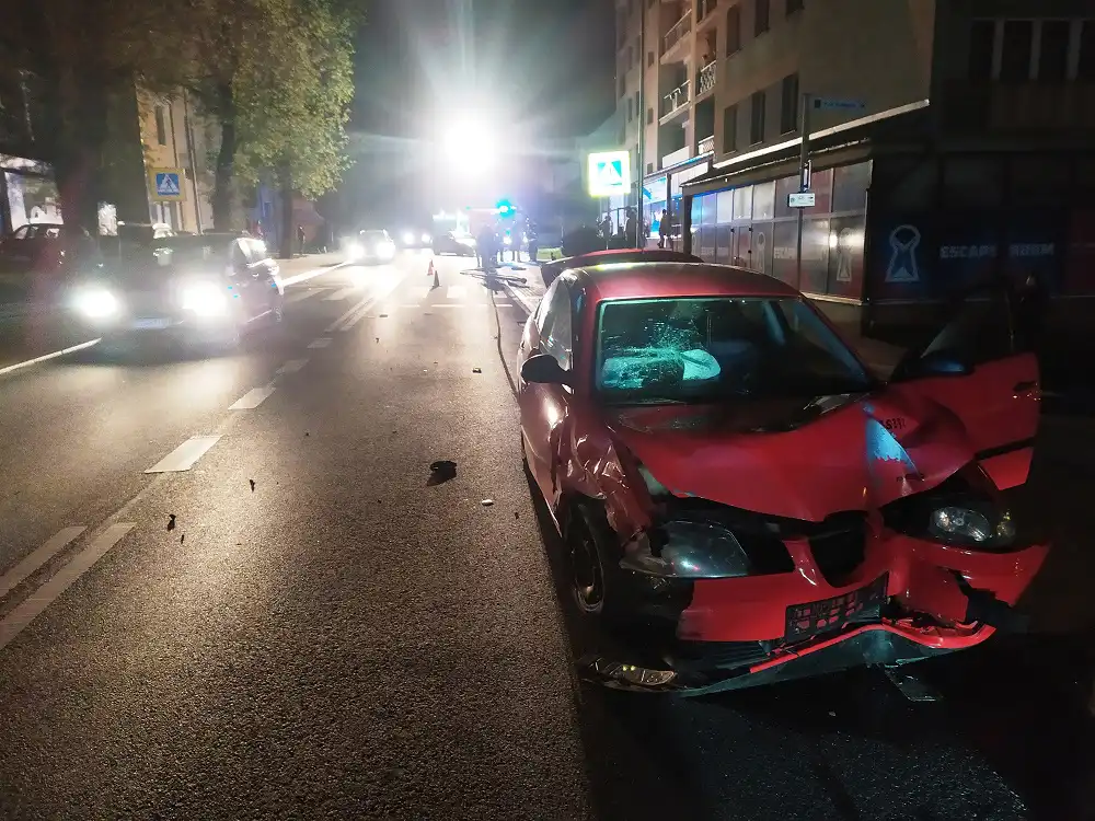 Kraksa na ul. Kraszewskiego w Krynicy-Zdroju. Dwa auta rozbite i uszkodzona latarnia