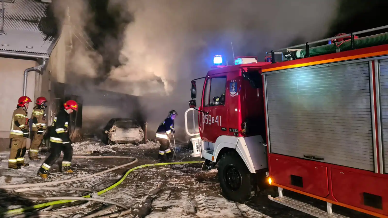 Pożar garaży w Małej Wsi. Spłonęły dwa samochody