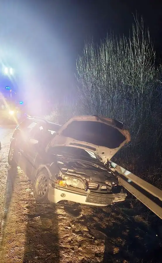 Wypadek w Zubrzyku. BMW uderzyło w bariery energochłonne