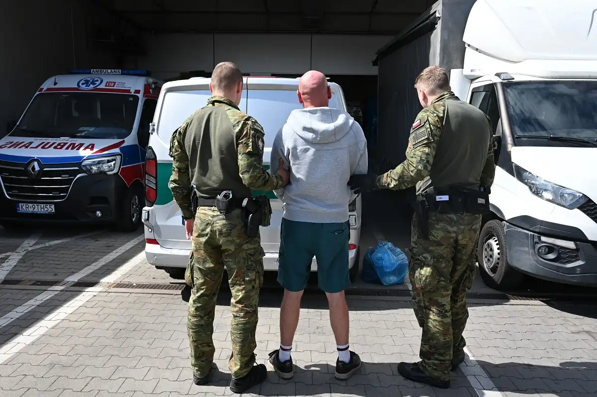 Dramatyczne wydarzenia na lotnisku w Krakowie: agresywny pasażer zatrzymany przez Straż Graniczną