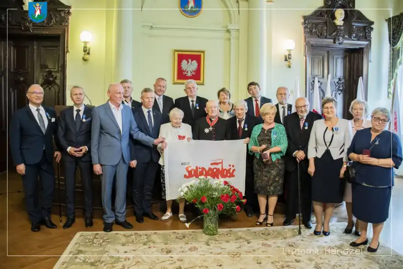 Uroczystość wręczenia odznaczeń państwowych w nowosądeckim ratuszu