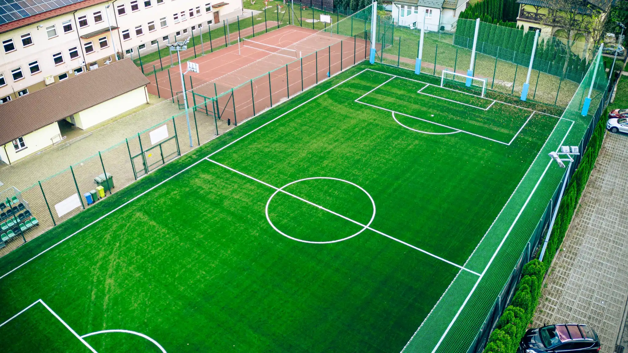 Orlik 2012 w Chełmcu odnowiony. Nowa nawierzchnia i wyższe ogrodzenie dla bezpieczeństwa sportowców