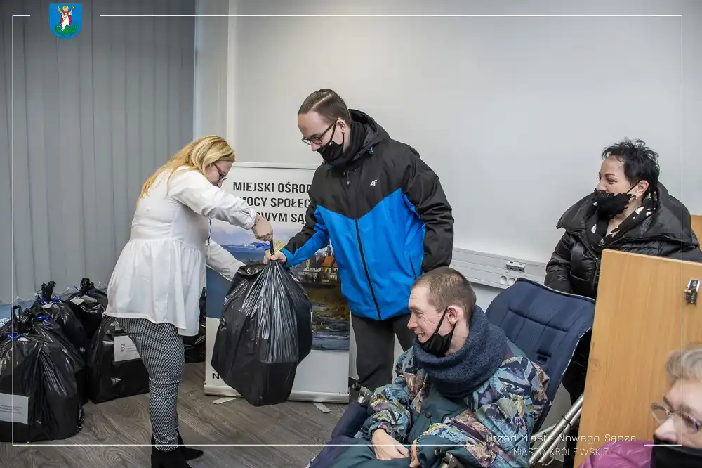 W nowosądeckim MOPS przekazano paczki wsparcia dla potrzebujących