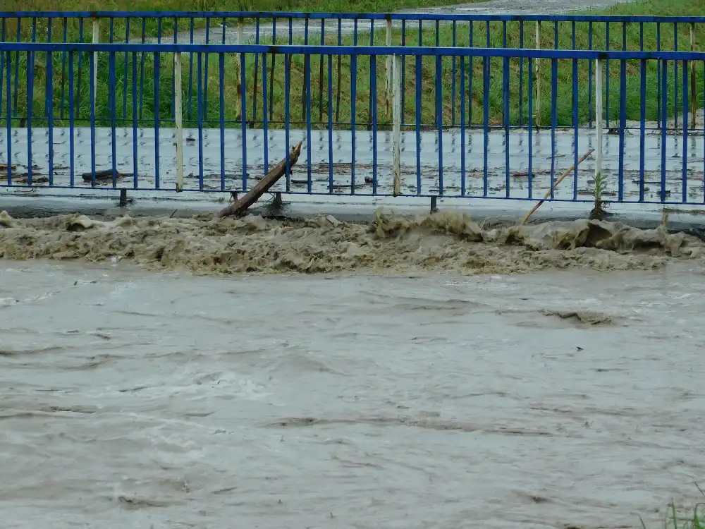 Nowy Sącz: ogłoszono pogotowie przeciwpowodziowe. Zalane ważne skrzyżowania i ulice [ film ]