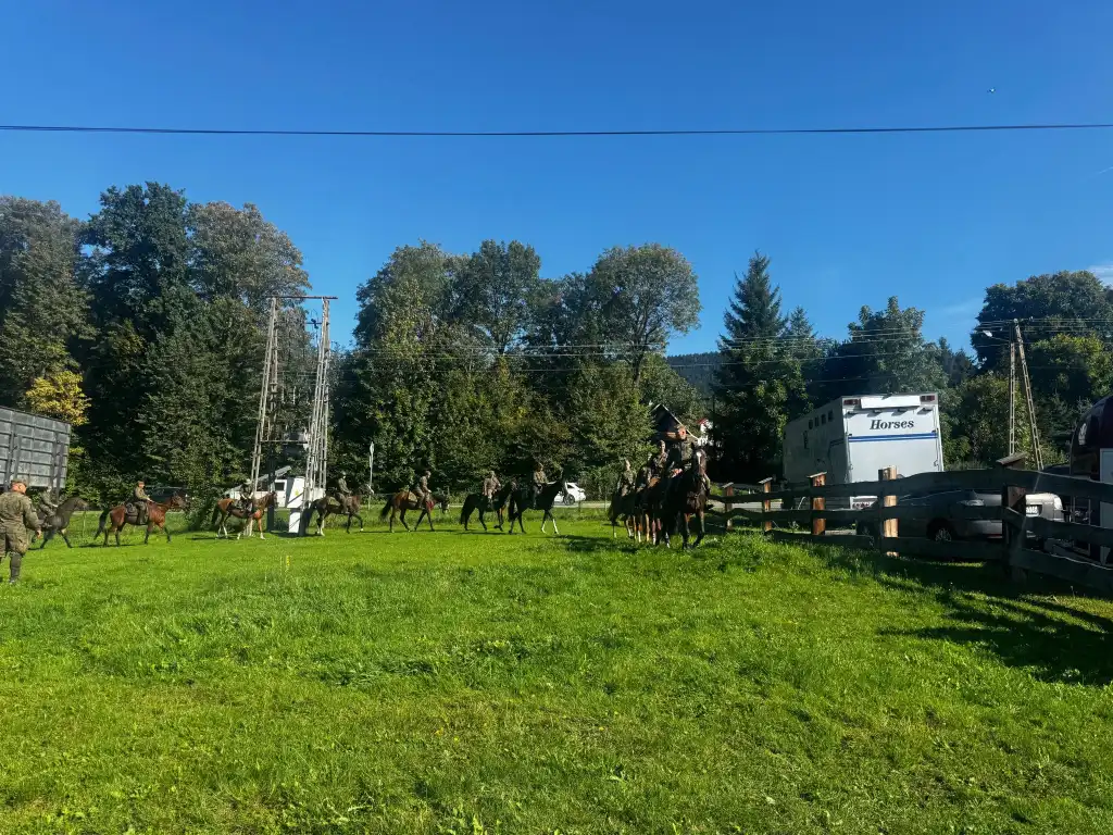 Ułani i terytorialsi w Łabowej. Konna musztra i żołnierska dyscyplina