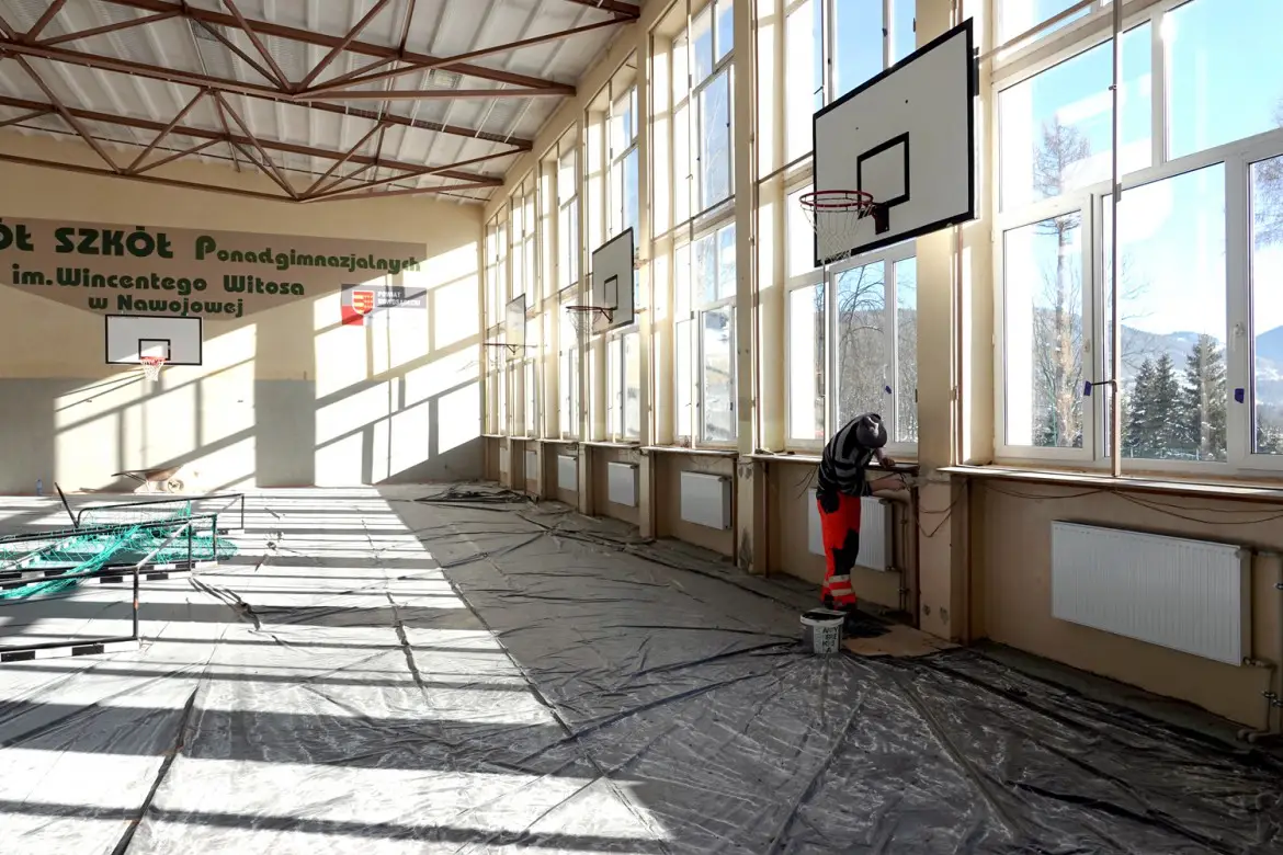 Kończy się remont sali gimnastycznej w Zespole Szkół Ponadpodstawowych w Nawojowej