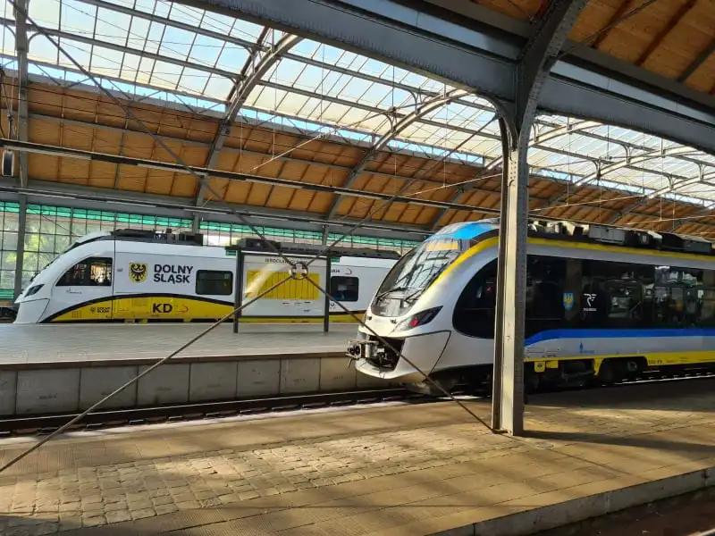 Pierwszy hybrydowy pociąg Kolei Dolnośląskich na torach