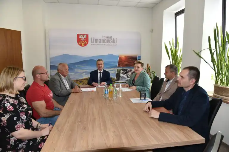 W powiecie limanowskim zmodernizują budynki oświatowe. 3 umowy podpisane