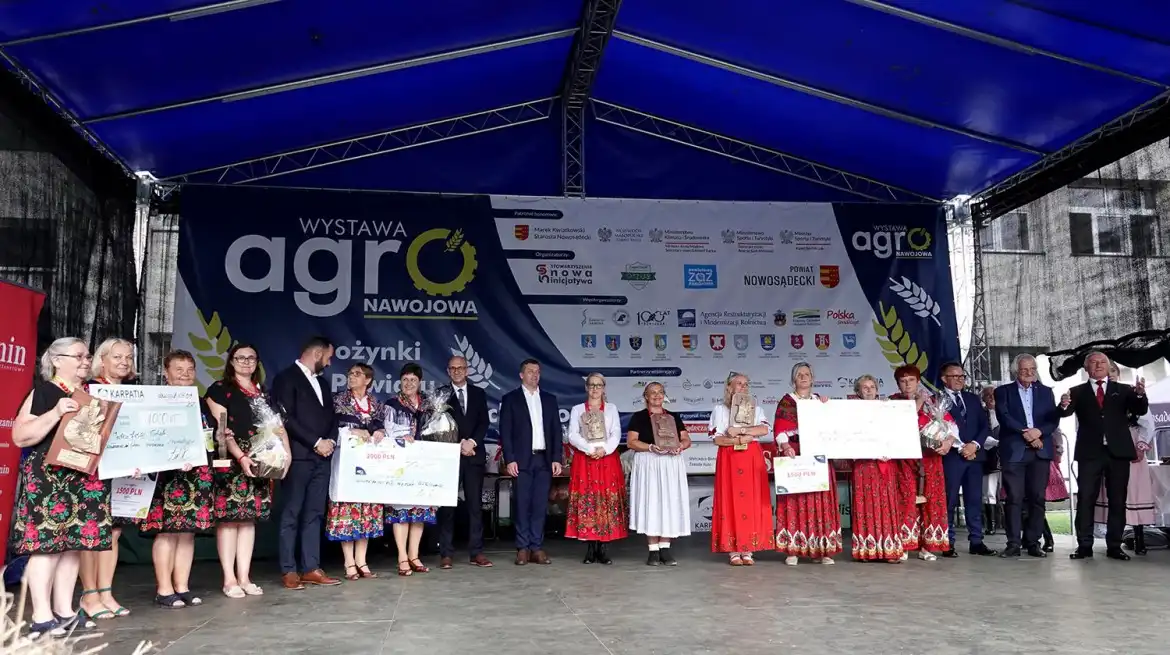 AGRO Nawojowa: rozstrzygnięto konkursy na wieniec dożynkowy, najsmaczniejszą potrawę i stoisko