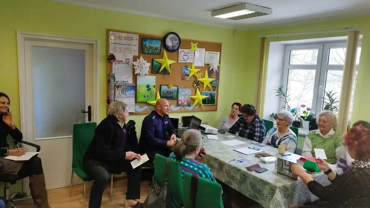 Seniorzy w Dobrej uczą się o cyberbezpieczeństwie i bezpieczeństwie drogowym