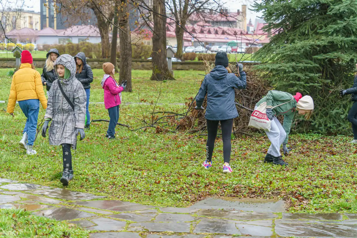 Wolontariusze po raz czwarty posprzątali Stary Cmentarz w Nowym Sączu