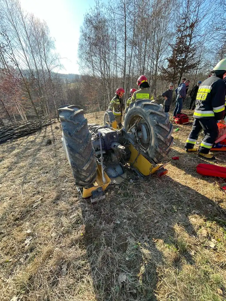 Wypadek w Jasiennej. Ciągnik rolniczy przygniótł mężczyznę
