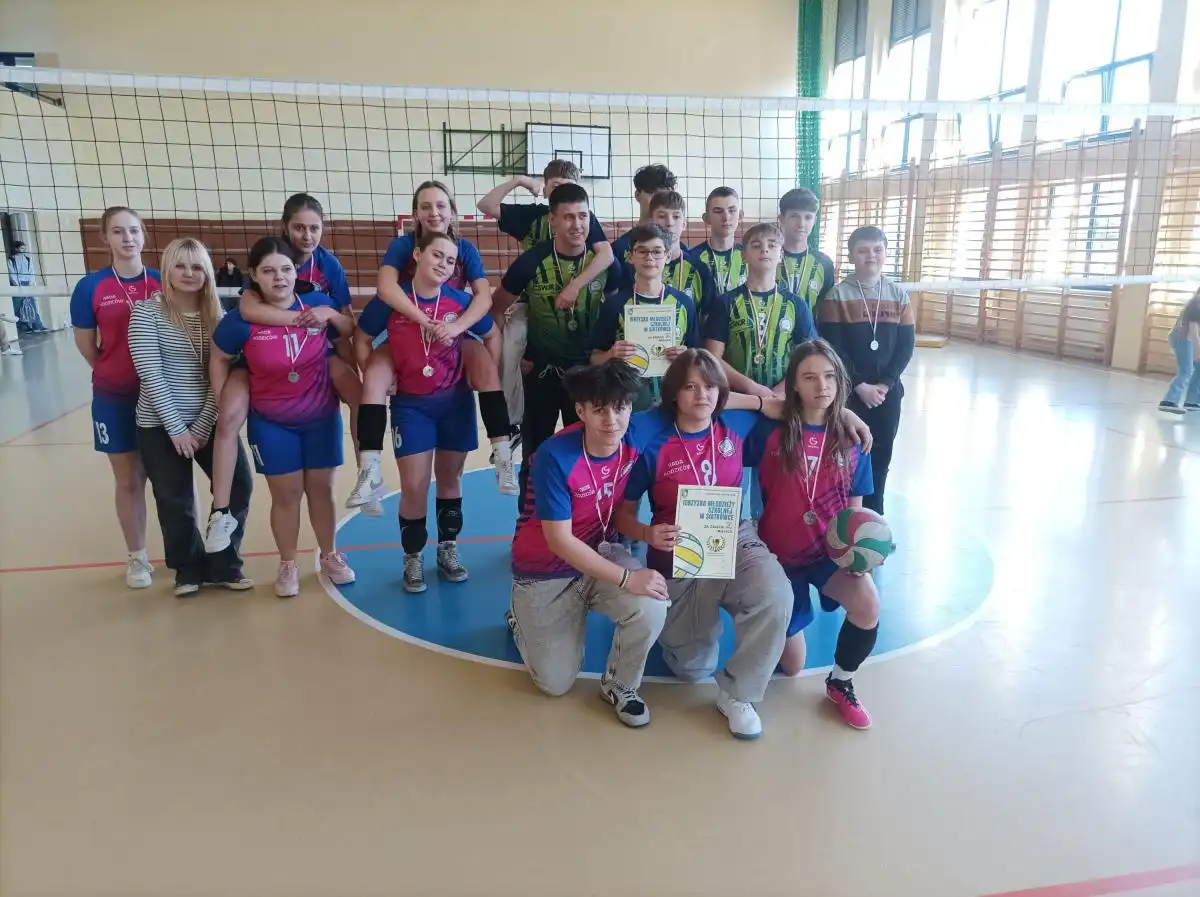 Igrzyska Młodzieży Szkolnej w Piłce Siatkowej w Rożnowie. Emocje i zacięta rywalizacja