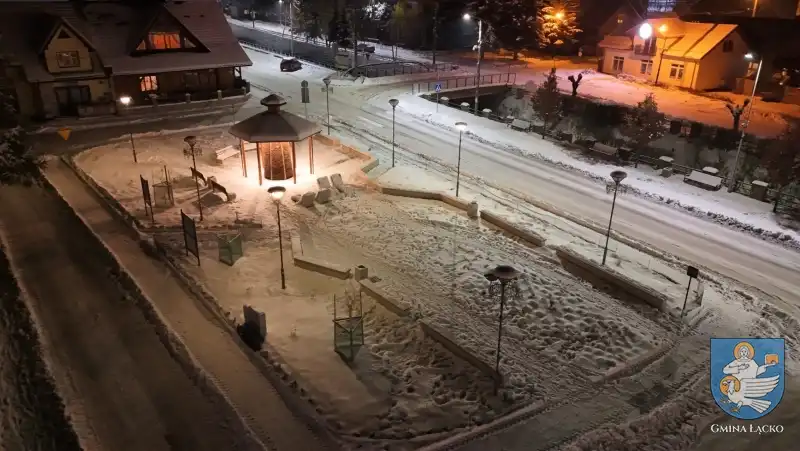 Skwerek na łąckim Rynku zyskał nową fontannę oraz tężnię solankową