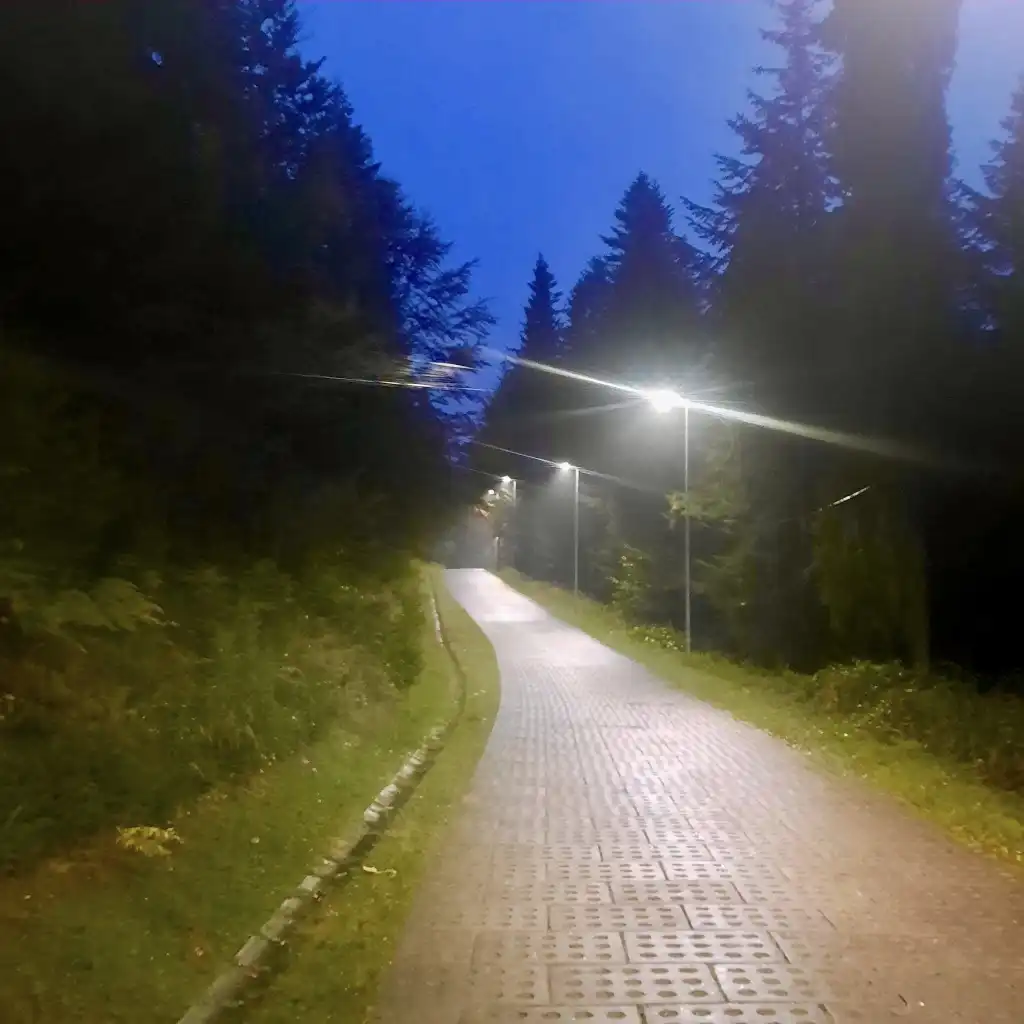 Nowoczesne LED-y na drodze technicznej na Górę Parkową