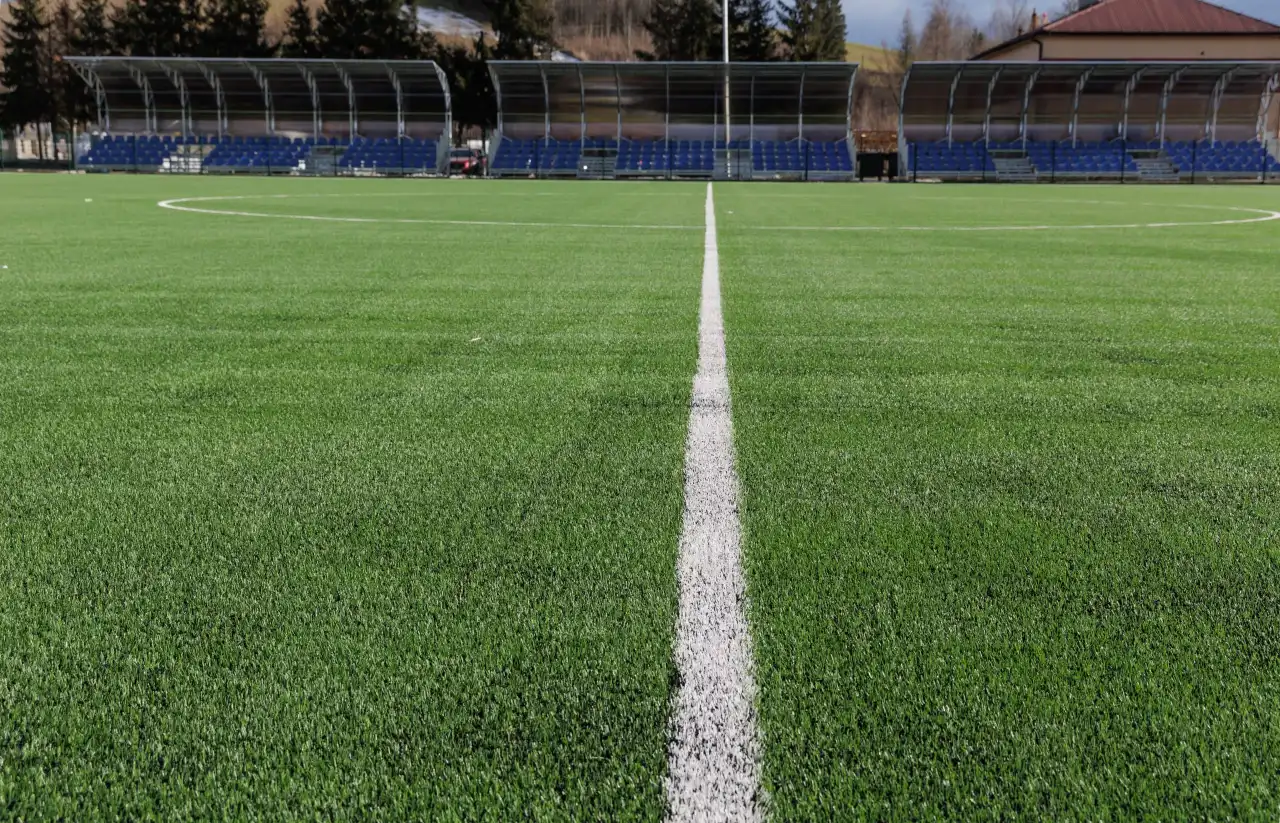 Nowe oblicze stadionu w Korzennej. Sztuczna trawa, oświetlenie i trybuny