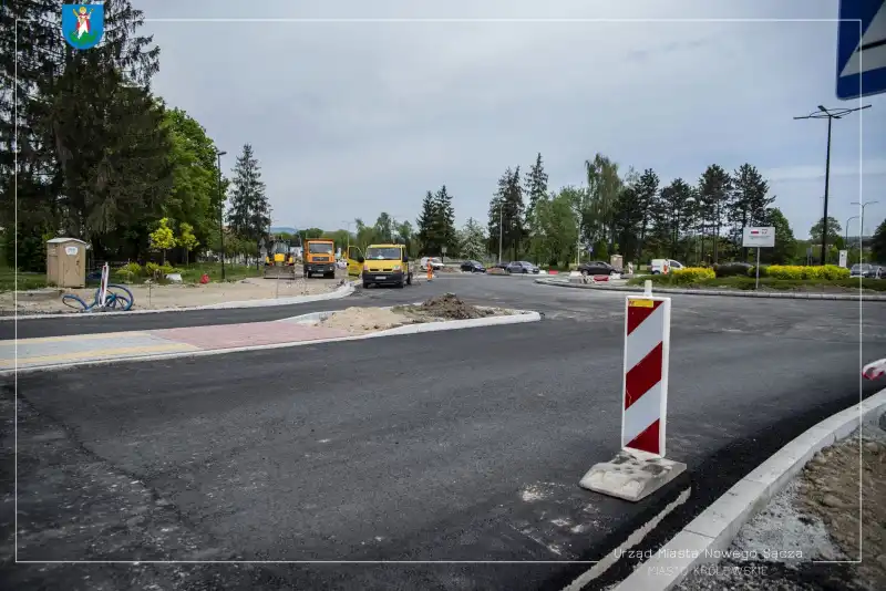 Pierwsze warstwy asfaltu na „rondzie pod szpitalem”