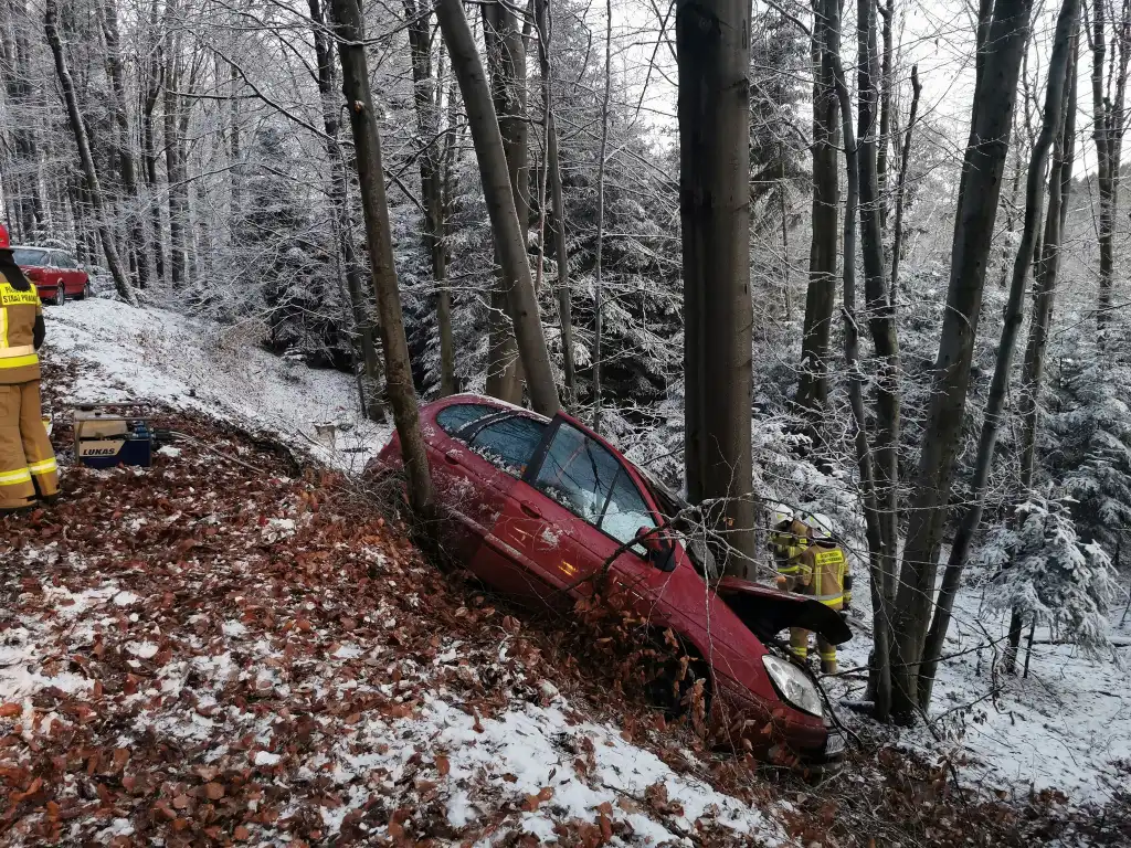 Wypadek w Łęce. Kierowca był zakleszczony w pojeździe