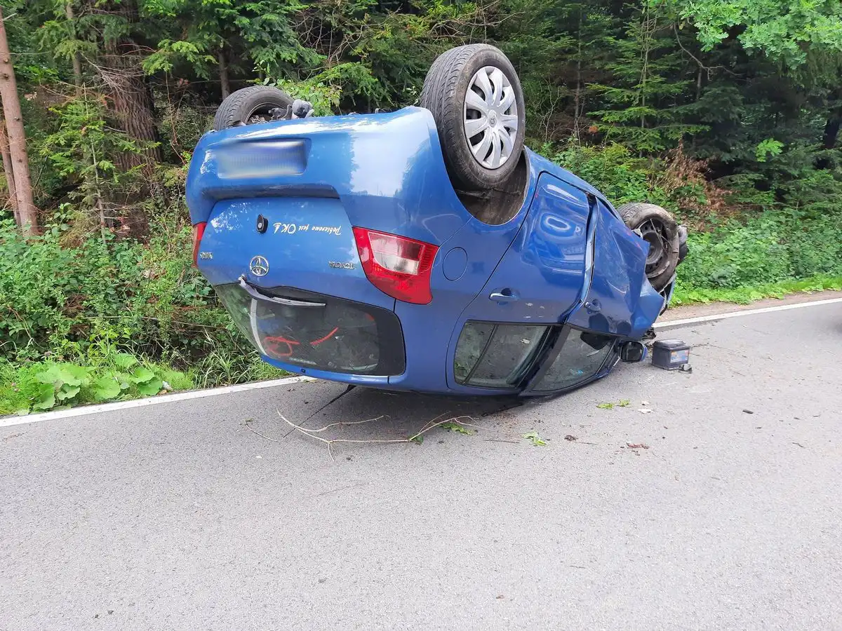 Wypadek w Krasnem Potockiem: Dachowała osobówka. Jedna osoba w szpitalu