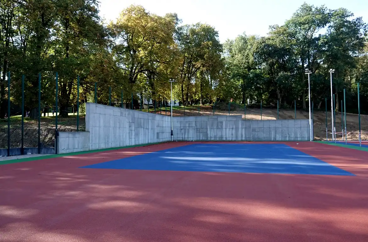 Powiatowe Centrum Sportu w Marcinkowicach: otwarcie kompleksu boisk i basenu już w listopadzie tego roku