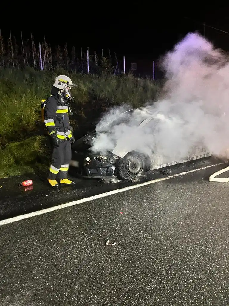 Pożar na DK75 w Tęgoborzy. Płonęła osobówka z przyczepą