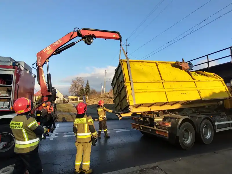 Nowy Sącz: na ul. Św. Kunegundy ciężarówka uderzyła w wiadukt
