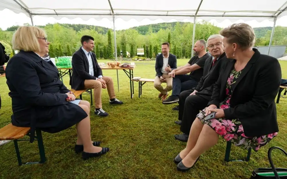 Wicemarszałek Łukasz Smółka wręczył czeki laureatom tegorocznej edycji Konkursu „Małopolska Pszczoła”