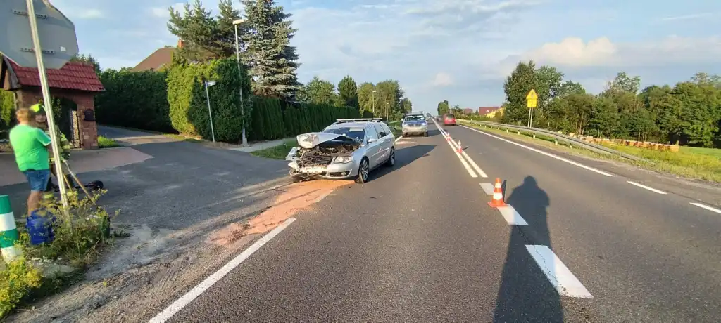 Kolizja na DK28 w Cieniawie. Zderzyły się dwie osobówki