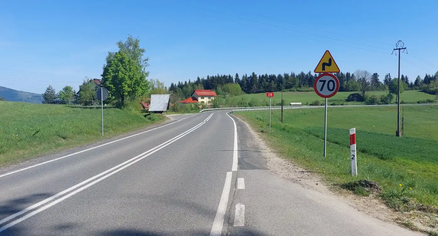 Nowe chodniki, mosty i skrzyżowania. Modernizacja DK28 nabiera tempa