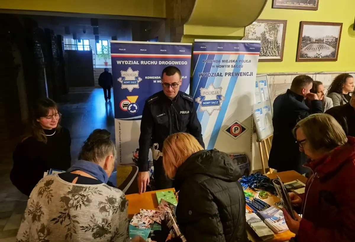 Policjanci z Nowego Sącza spotkali się ze studentami Sądeckiego Uniwersytetu Trzeciego Wieku