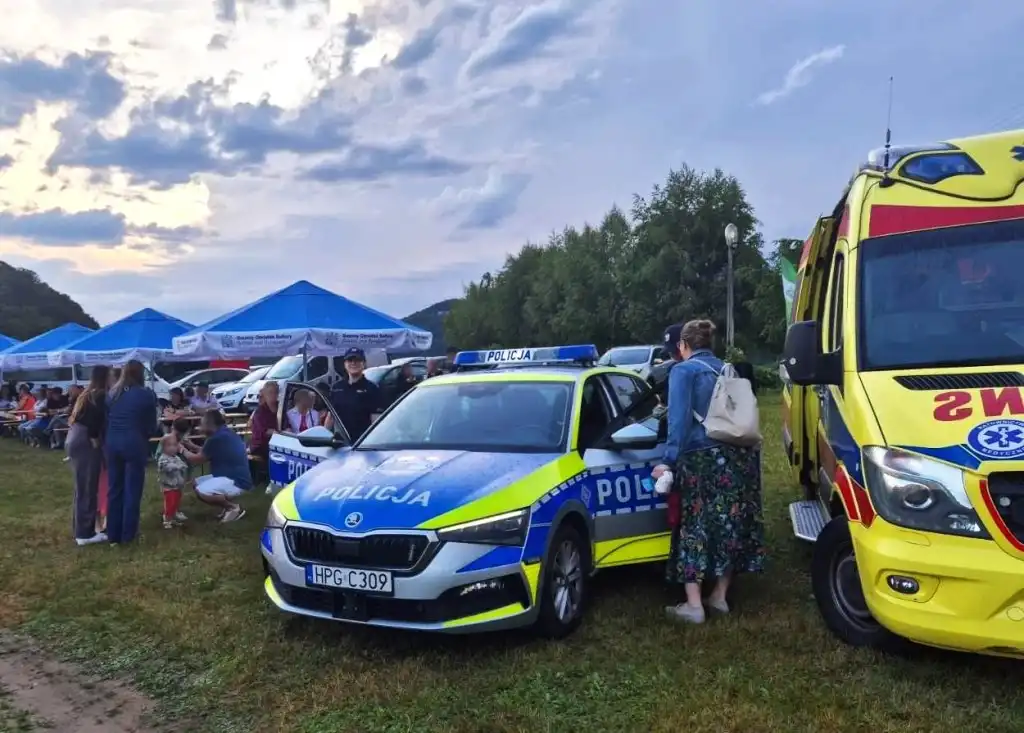 Bezpieczne lato nad Jeziorem Rożnowskim. Policjanci edukują mieszkańców i turystów