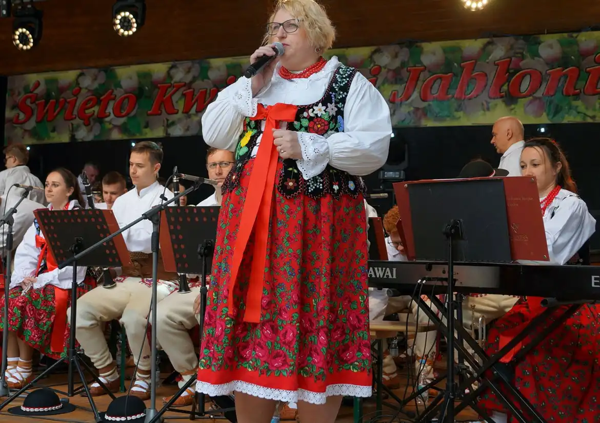 Obchody Święta Kwitnącej Jabłoni w Łącku. W Amfiteatrze na Jeżowej zebrały się tłumy gości