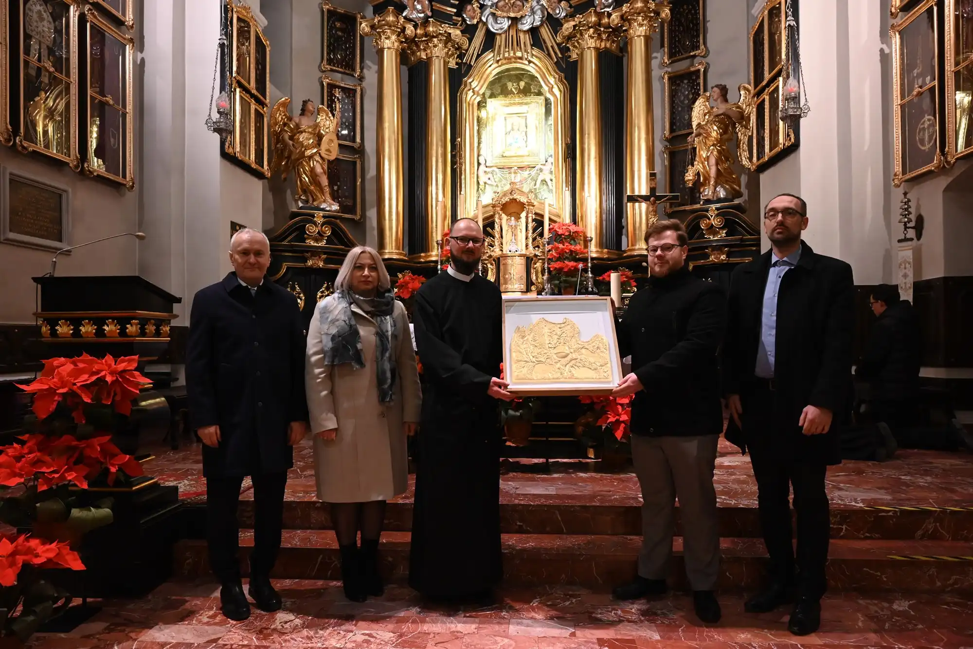 Rekonstrukcja płaskorzeźby sukni koronacyjnej Matki Bożej Tuchowskiej trafiła do Sanktuarium