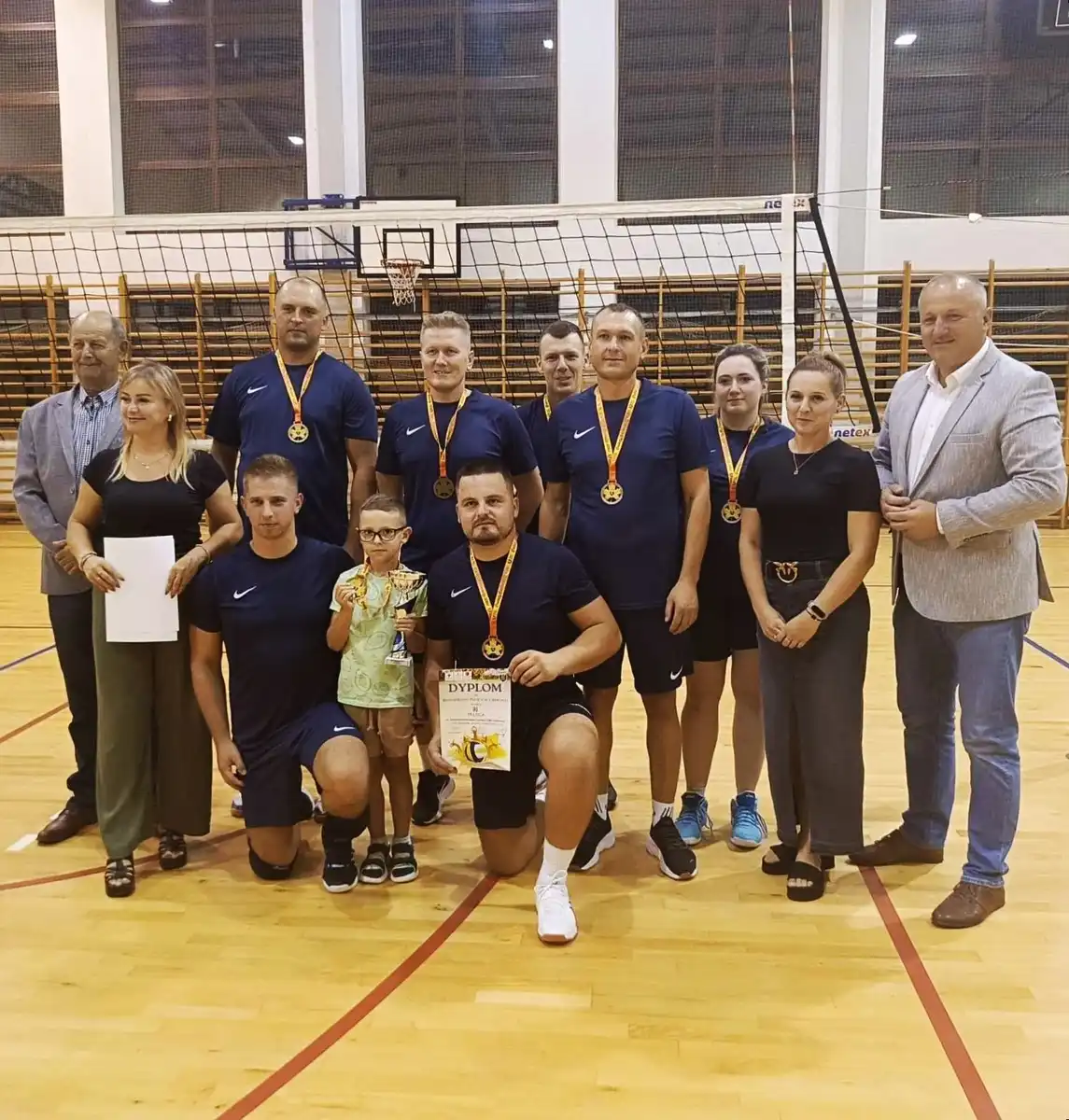 Policjanci z Grybowa na medal. III miejsce w Międzyzakładowym Turnieju Piłki Siatkowej
