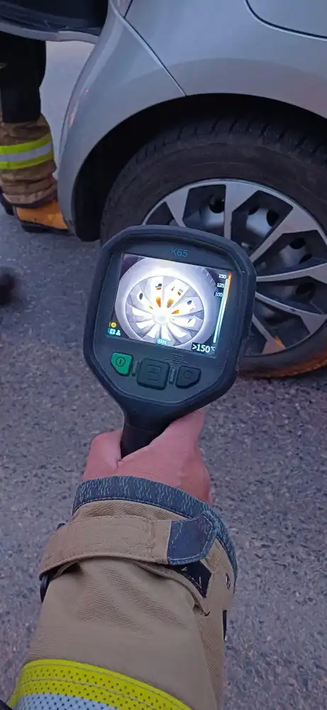 Nowy Sącz, ul. Papieska: zadymienie w samochodzie elektrycznym. Interweniowali strażacy