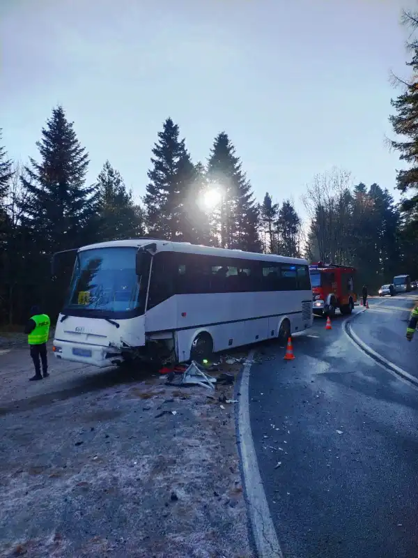 W Bereście zderzyły się dwie osobówki i autobus przewożący dzieci
