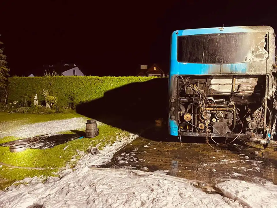 Pożar w Kąclowej. Płonął autobus znajdujący się w bliskim sąsiedztwie budynku mieszkalnego
