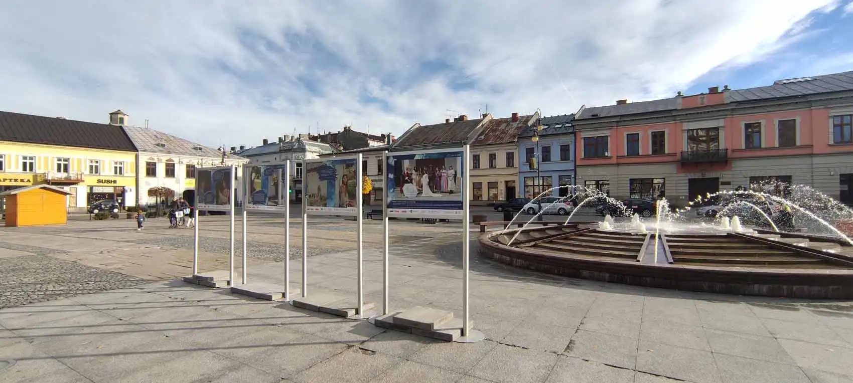 Wystawa plenerowa "Gdybym przeniósł się na karty ksiąg" na nowosądeckim rynku