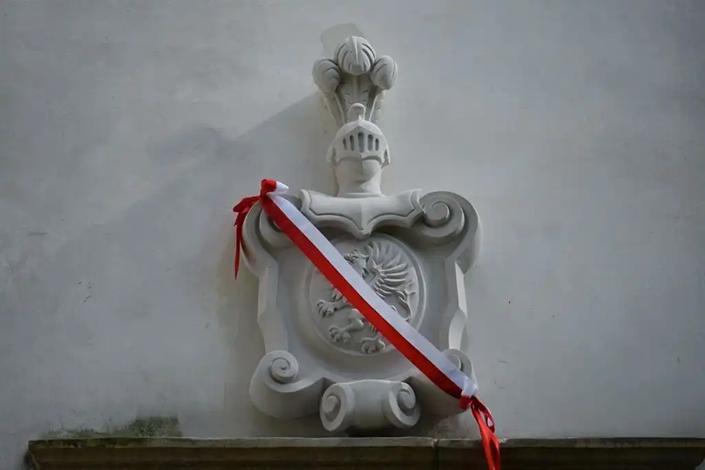 Gryf wrócił do domu. Herb Gładyszów znów zdobi Kasztel w Szymbarku
